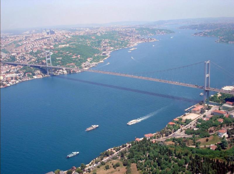 География Вопрос: Какой из двух черноморских проливов (Босфор и Дарданеллы) уже?