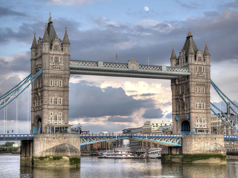 География Вопрос: Какова общая длина Тауэрского моста в Лондоне?