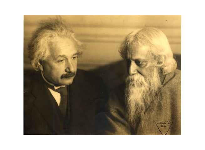 Общество Вопрос: Кто является собеседником Альберта Эйнштейна на этой фотографии?