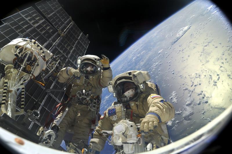 Наука Вопрос: А был ли случай одновременной работы в открытом космосе трёх космонавтов?