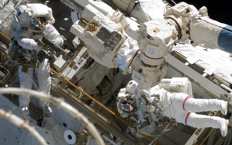 Наука Вопрос: Какое максимальное количество космонавтов одновременно работало в открытом космосе?