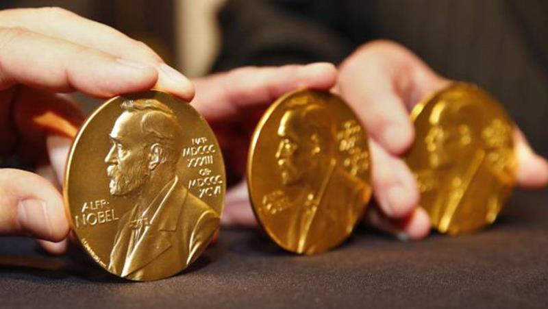 Наука Вопрос: Какой ученый дважды становился лауреатом Нобелевской премии, но по разным научным дисциплинам (Нобелевская премия мира не учитывается)?