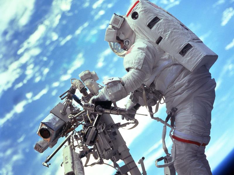 Наука Вопрос: Какова рекордная суммарная продолжительность пребывания одного космонавта(астронавта)  в открытом космосе на 01.01.2016 г.?