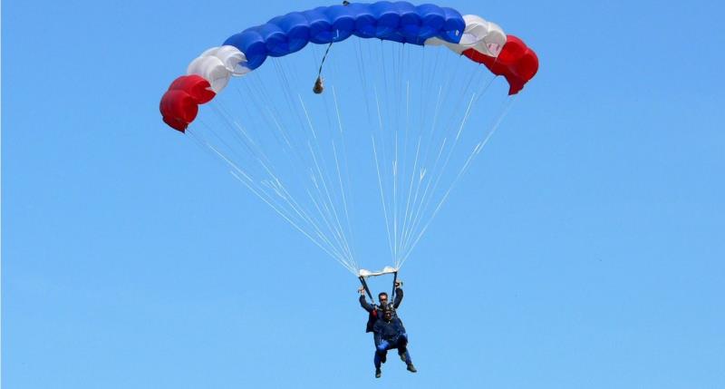 История Вопрос: Когда был выполнен первый настоящий прыжок с парашютом?