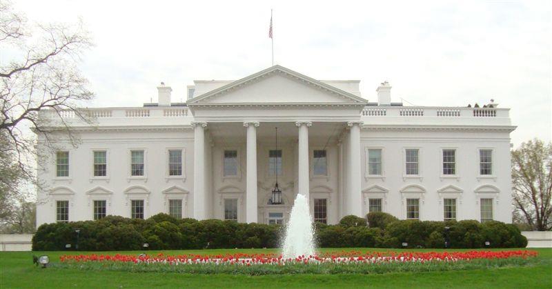 История Вопрос: Кто был первым президентом Соединенных Штатов, который был приведен к присяге в Вашингтоне, ставшем к этому времени новой столицей США?
