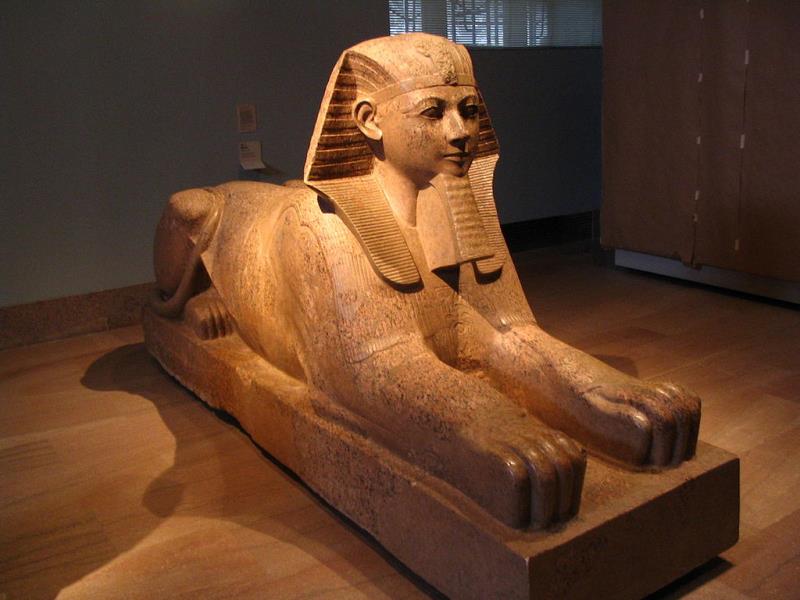 История Вопрос: Сколько лет древнейшей в мире скульптуре, изображающей человеко-зверя?