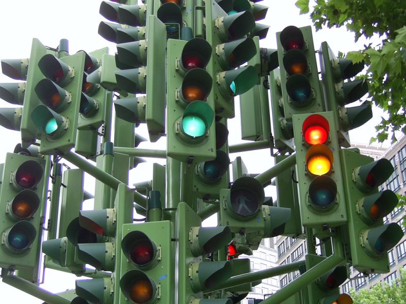 Общество Вопрос: В каком многомиллионном городе в мае 2008 года на улицах было установлено всего 9 светофоров?