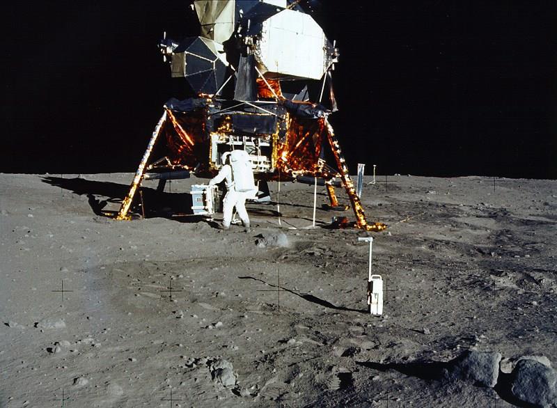 Наука Вопрос: Все знают, что первым человеком, ступившим на поверхность Луны, был астронавт Нил Армстронг. А как звали астронавта, который на сегодняшний день является последним человеком, стоявшим на поверхности нашего естественного спутника?