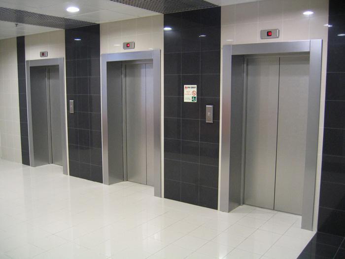Общество Вопрос: Есть где-нибудь в мире действующий непрерывно движущийся пассажирский лифт с кабинами без дверей?