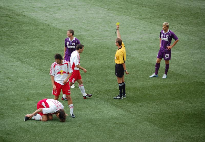 Спорт Вопрос: Когда в футболе появились красные и жёлтые карточки?