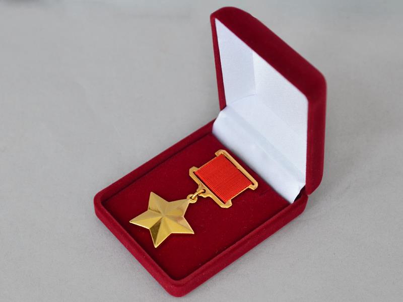 История Вопрос: Кто в СССР был последним, кому присвоили звание "Герой Советского Союза"?