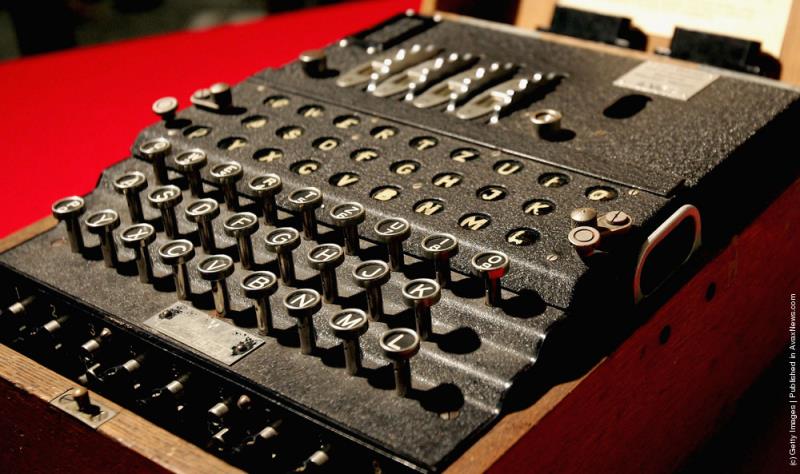 История Вопрос: Многие слышали про немецкую шифровальную машину под названием "Энигма" и про то, что ее код, в конце концов, удалось расшифровать. А когда именно удалось впервые расшифровать закодированные при помощи этой машины сообщения?