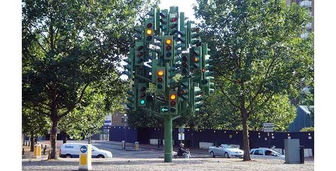 Культура Вопрос: На фотографии изображено «Светофорное дерево» - уличная скульптура, расположенная в Лондоне. Сколько всего светофоров находится на этом произведении современного искусства?