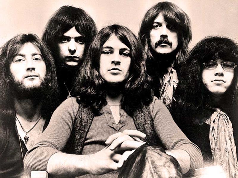 Культура Вопрос: В каком городе произошла история, описанная в знаменитом хите легендарной группы Deep Purple "Smoke on the water"?