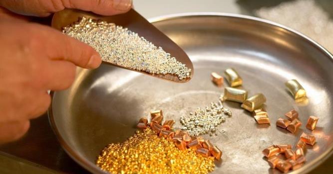 Наука Вопрос: Какие из металлов - золото, серебро, платина, титан - не растворяются в Царской водке?