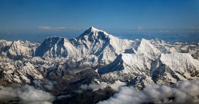 Спорт Вопрос: Кто из женщин был признан первой, покорившей все 14 "восьмитысячников" - горных вершин Гималаев и Каракорума высотой более 8 тысяч метров?
