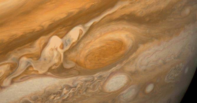 Наука Вопрос: Широко известно, что на Юпитере в его атмосфере имеется Большое красное пятно. Менее известно, что на Нептуне есть Большое тёмное пятно. А какие есть еще странные образования на других планетах?