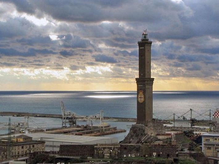 География Вопрос: В каком году был построен маяк в городе Генуя, являющийся не только самым высоким маяком Италии и всего Средиземного моря, но и одним из самых старых действующих маяков на планете?