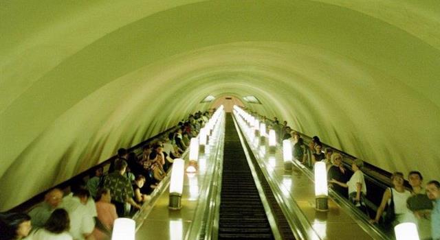 Общество Вопрос: В метро какого города установлен самый длинный в мире наклонный непрерывный эскалатор (по состоянию на середину 2016 года)?