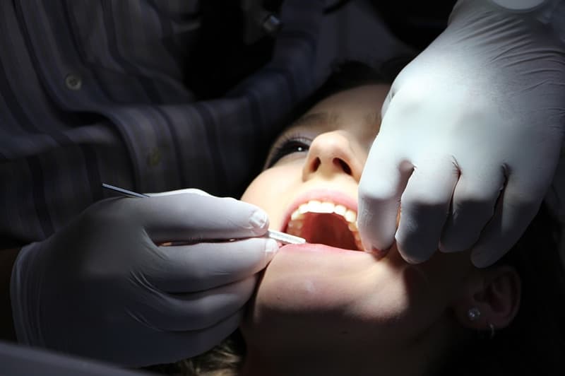 Science Question: Le bicarbonate de soude blanchit-il vraiment les dents ?