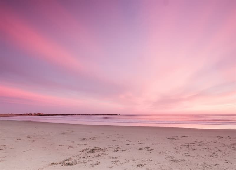 География Вопрос: Где находится этот пляж с розовым песком?