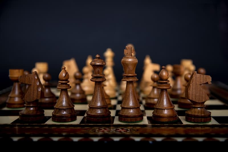 Общество Вопрос: Известный шахматист, международный гроссмейстер, играл партию в шахматы с духом умершего более 40 лет назад гроссмейстера. Такое было?