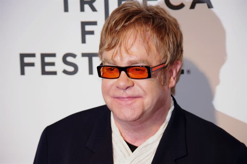 Культура Вопрос: Кому вначале Элтон Джон (Elton John) посвятил песню "Свеча на ветру" (Candle in the wind), перепосвятив ее позже принцессе Диане?
