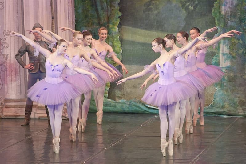 Общество Вопрос: Кто автор либретто балета "Калоши счастья" по Андерсену?