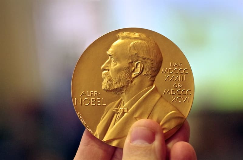 Культура Вопрос: Кто из нижеперечисленных писателей был награжден  и Нобелевской премией в области литературы, и премией Американской академии кинематографических искусств и наук  "Оскар"?