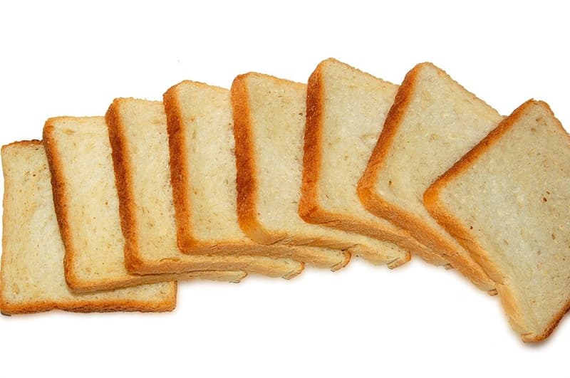 История Вопрос: Кто считается изобретателем нарезного хлеба?