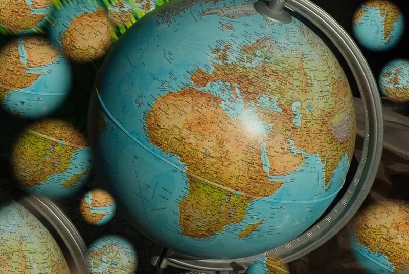 География Вопрос: Существует ли на Земле хоть один континент, который территориально присутствует во всех четырех полушариях - северном, южном, западном и восточном?