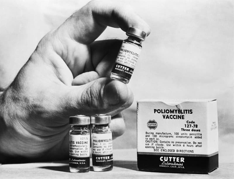 Наука Вопрос: Кто разработал вакцину против полиомиелита?