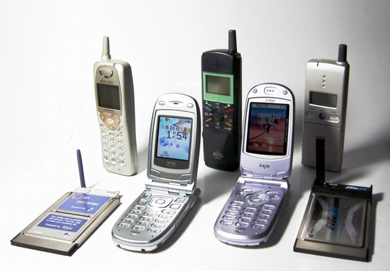 Наука Вопрос: Кто изобрел первый мобильный (сотовый) телефон?