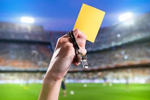 Спорт Вопрос: Был ли в истории чемпионатов мира по футболу случай, когда одному игроку во время матча было показано три желтых карточки?