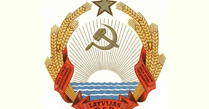 История Вопрос: На бывшем гербе Латвийской ССР изображен восход солнца или закат?