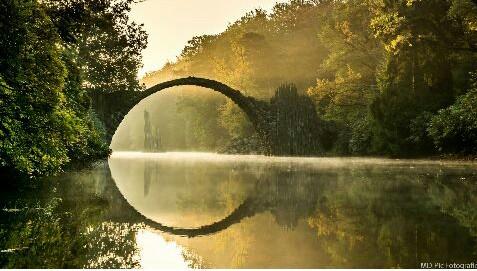 Kultura Pytanie-Ciekawostka: Ten mistyczny most w Niemczech emanuje niepowtarzalnym urokiem. Jak się nazywa?