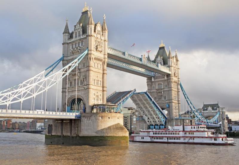 History Trivia Question: Where is the original London Bridge located?