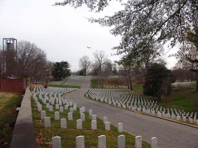 Historia Pregunta Trivia: ¿Quién está enterrado en el Cementerio Nacional de Arlington al lado de John F. Kennedy?