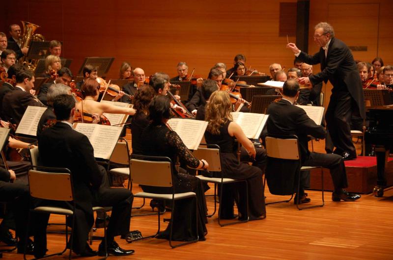 Культура Вопрос: Какое количество музыкантов может включать в себя Большой симфонический оркестр?