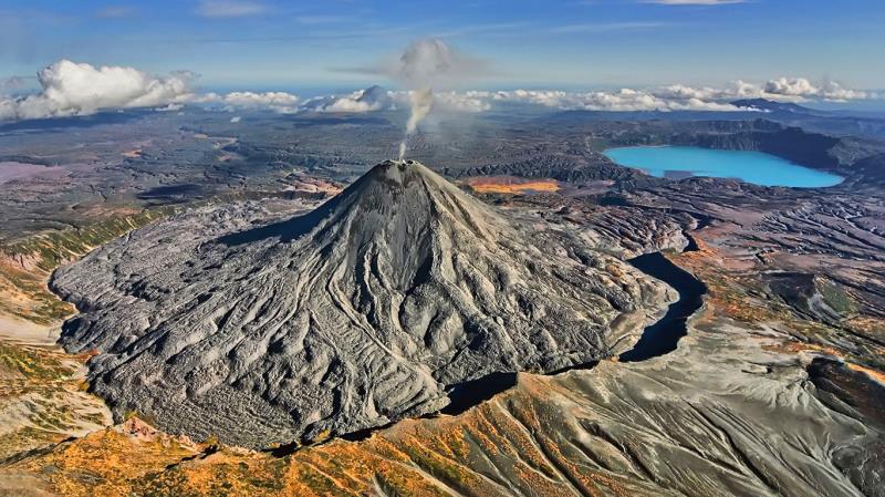 География Вопрос: В какой стране расположен самый северный действующий вулкан планеты?