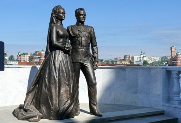 Общество Вопрос: Где в России установлен памятник супружеской чете Грейс Келли и князю Монако Ренье III?