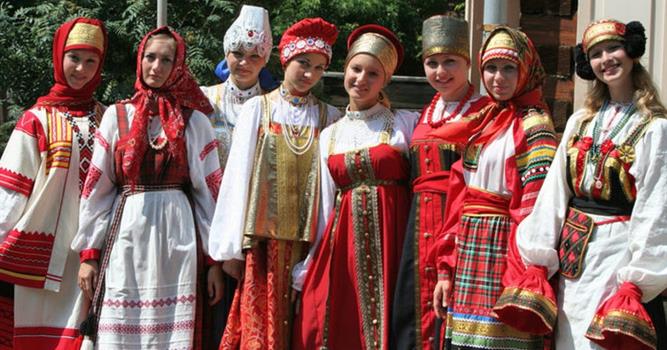 Культура Вопрос: Какой элемент русского народного костюма замужней женщины в южно-великорусских и белорусских областях назывался "понёвой"?
