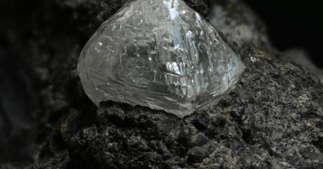 Географія Запитання-цікавинка: Найбільше в світі на 2015 рік родовище імпактних алмазів - це?