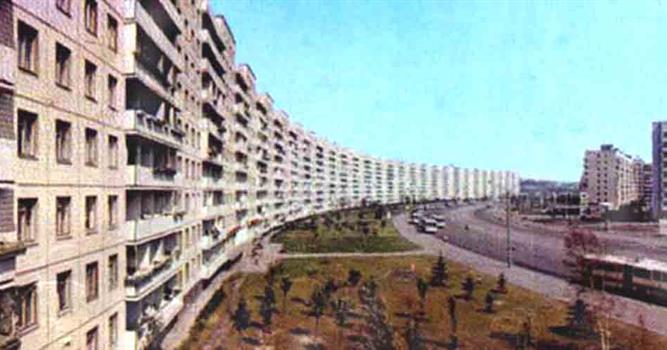 География Вопрос: Не секрет, что Советский Союз был новатором в жилищном строительстве. Именно в СССР были придуманы "гостинки", "хрущевки" и "лежачие небоскрёбы". А в каком городе был построен самый длинный жилой дом в мире?