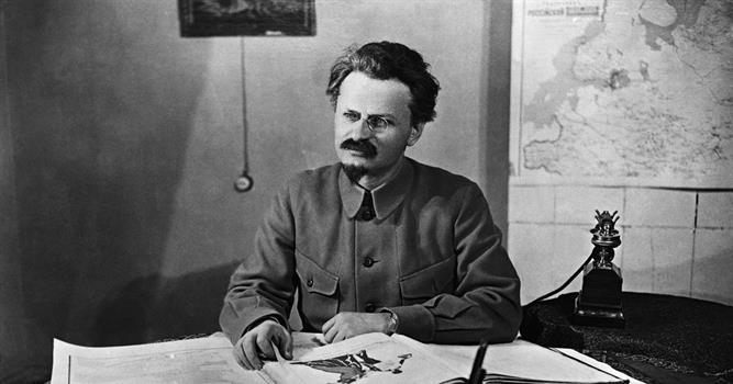 История Вопрос: Известно, что Троцкий - это не настоящая фамилия Льва Троцкого, а его партийный псевдоним (как у Ленина и Сталина). А какая у него была настоящая фамилия?