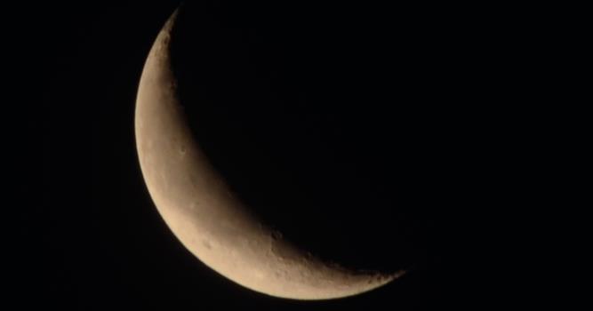 Наука Вопрос: Какая фаза Луны изображена на фотографии?
