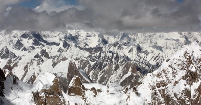 География Вопрос: Девять горных вершин, входящих в десятку самых высоких гор мира, расположены в Гималаях, и только одна вершина из первой десятки расположена в другой горной системе. Как называется эта горная система?