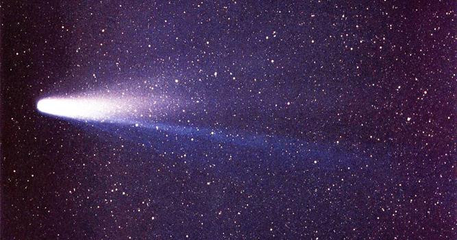 Наука Вопрос: В каком году ожидается следующее прохождение кометы Галлея через перигелий, когда она будет доступна для наблюдения с Земли даже невооружённым глазом?