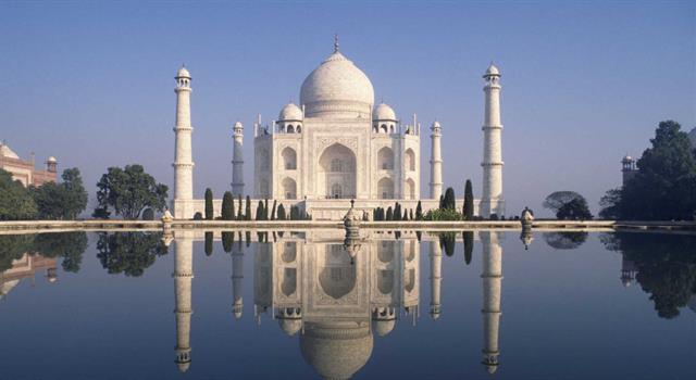 Cultura Domande: Che tipo di costruzione è il Taj Mahal?