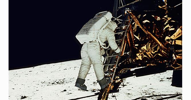 История Вопрос: Какой ногой первой Нил Армстронг ступил на лунную поверхность?